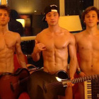 Emblem3 pose nu pour se moquer de J. Bieber