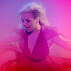 Kelly Clarkson livre le clip "Heartbeat Song"