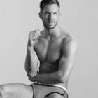 Calvin Harris pose en slip pour Armani (photos)