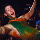 Nick Jonas : fête et body painting pour "Chains"