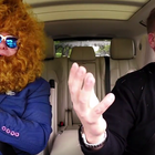 Elton John déchainé dans un karaoké
