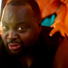 Issa Doumbia dans le clip "Kiffe en scred"