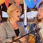 Julien Doré chante avec Catherine et Liliane