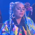 Lady Gaga chante "Shallow" avec des fans