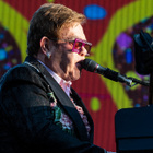 Elton John, en larmes, interrompt son concert