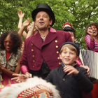 Patrick Bruel mène une troupe dans son clip