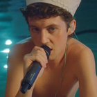 Troye Sivan à la dérive dans "could cry..."