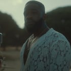 Tayc enchaîne avec "Dis-moi comment" : le clip !