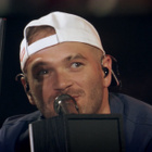 Jul sort son titre enregistré avec le public