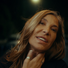 Zazie à la fête dans le clip "Let It Shine"