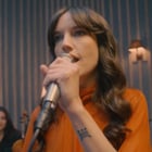Jain chante pour "Maria"
