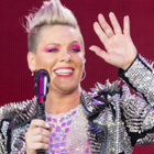 Pink : un fan lui envoie un objet insolite sur scène