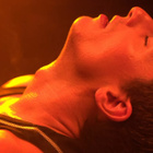 Charlie Puth livre le clip sensuel de l'inédit "Lipstick"