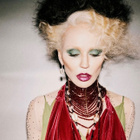 Daphne Guinness : le clip chic "Hip Neck Spine"
