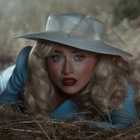 Sabrina Carpenter glamour dans "Tears"