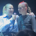 Helena chante avec une jeune fan en plein concert