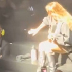 Louane recadre un agent de sécurité en plein concert