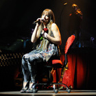 Lynda Lemay épinglée par Charles Aznavour