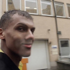 Stromae ivre dans les rues de Bruxelles