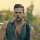 Lawson et B.o.B dans le clip "Brokenhearted"