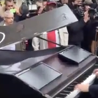 Attentats : un hommage au piano devant le Bataclan