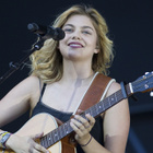 Louane rend hommage aux victimes de Nice