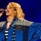 Nice : Rihanna rend hommage aux victimes en live