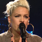 Pink chante "What About Us" au SNL