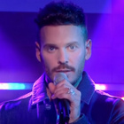 M Pokora interprète "Les planètes" en piano-voix