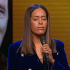 Amel Bent rend hommage à Charles Aznavour
