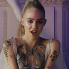 Grimes en déesse dans "Violence"