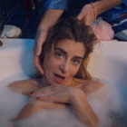 Julie Zenatti invite son mari dans son clip