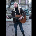 Cali chante dans la rue pour dénoncer