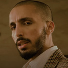 Tawsen trahi dans le clip "Keddaba"
