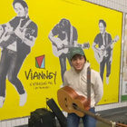 Vianney chante dans le métro