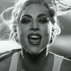 Lady Gaga s'envole avec "Hold My Hand"