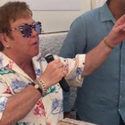 Elton John chante "Hold Me Closer"... au resto !