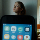 Angèle en téléphone dans son nouveau clip