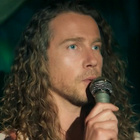 Julien Doré : une scène de chant dans "Panda"