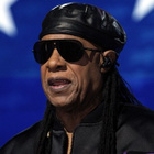 Stevie Wonder est-il vraiment aveugle ? Il répond sur scène