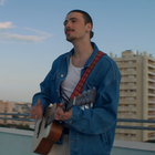 Pierre Garnier chante son single en acoustique