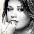 Kelly Clarkson assure mais ne surprend pas