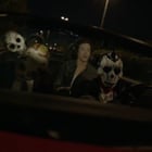 Julian Perretta au volant d'un bolide dans son clip