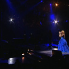 Shakira en bleu royal pour son nouveau clip live