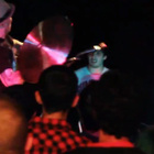 Un chanteur agresse son batteur en concert