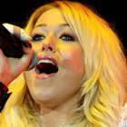 Amelia Lily enchaîne avec le single "Shut Up"