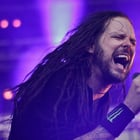 Korn remonte le temps pour le clip "Never Never"