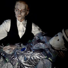 David Bowie dans le clip du single "Love Is Lost"
