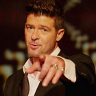 Robin Thicke crooner dans le clip de "Feel Good"
