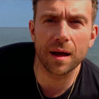 Damon Albarn chante "Heavy Seas of Love"